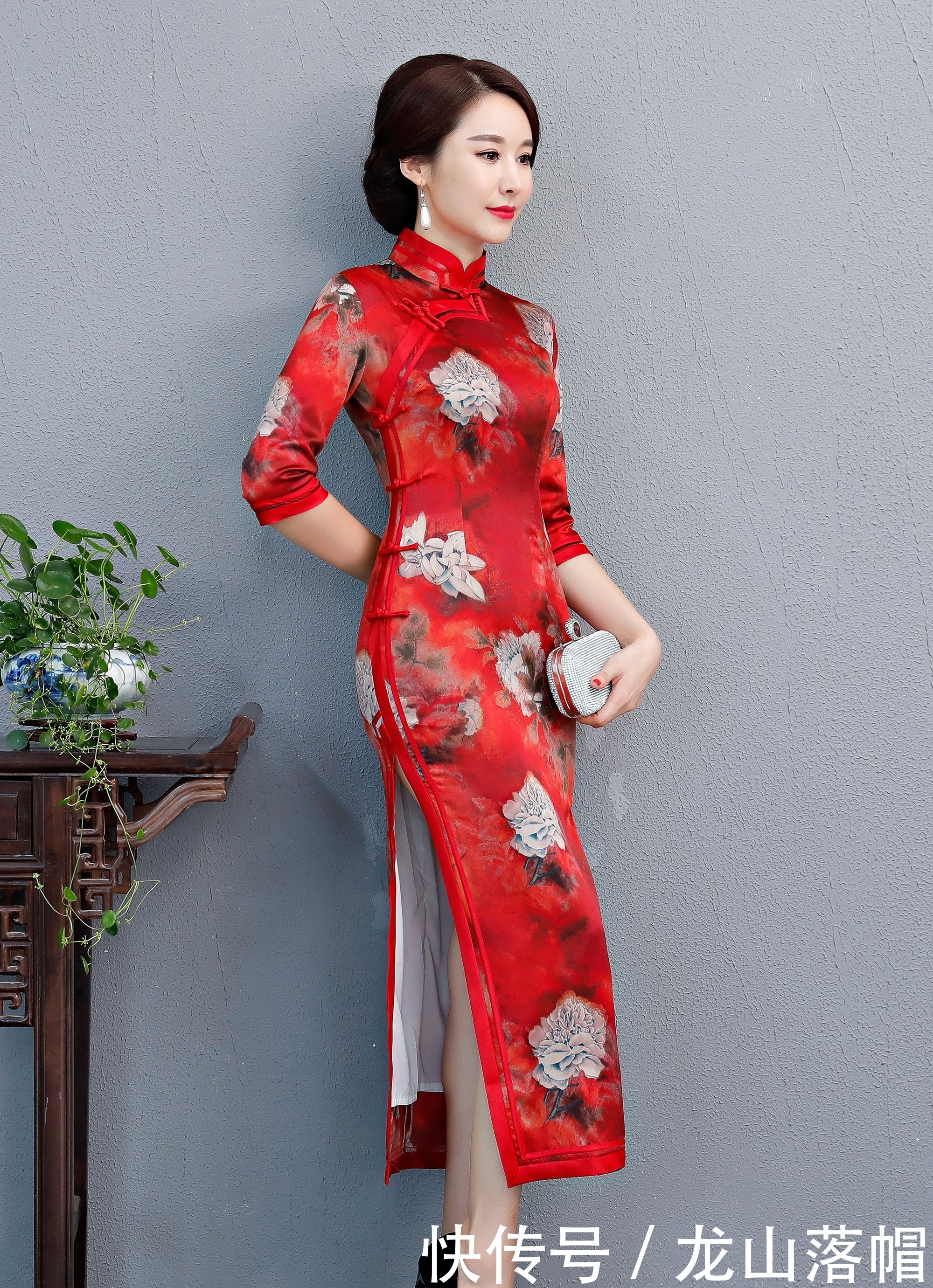 长款旗袍高开叉,搭配无色长丝袜,魅力四射让人难以抗拒