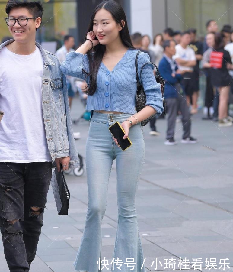 蓝色v领针织开衫搭配浅色喇叭裤,拉长身材比例,展现独特气质