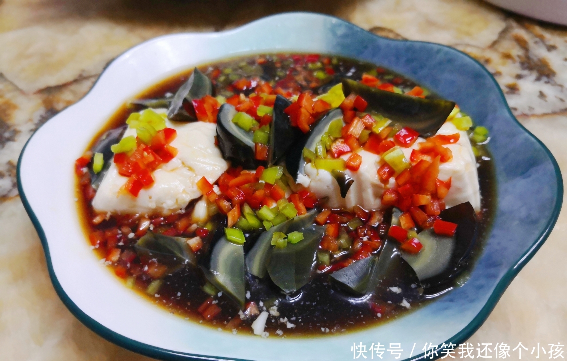 东北普通人家的年夜饭,摆盘虽不精致,味道一流,鱼肉海鲜全都有