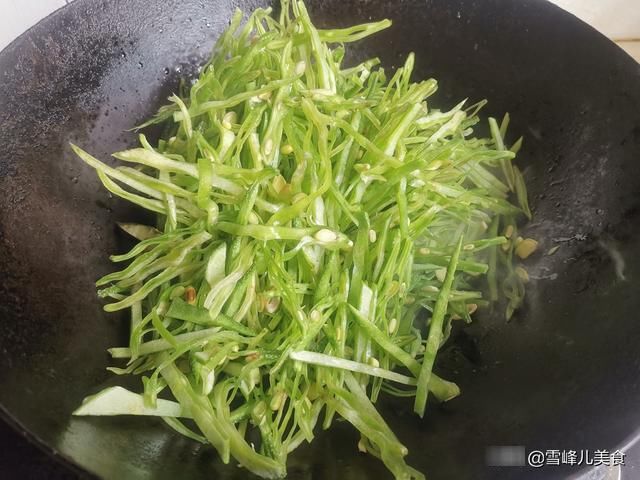 素炒扁豆|这菜越吃越香，比肉菜都下饭，简单易做清爽不油腻，夏天适合多吃