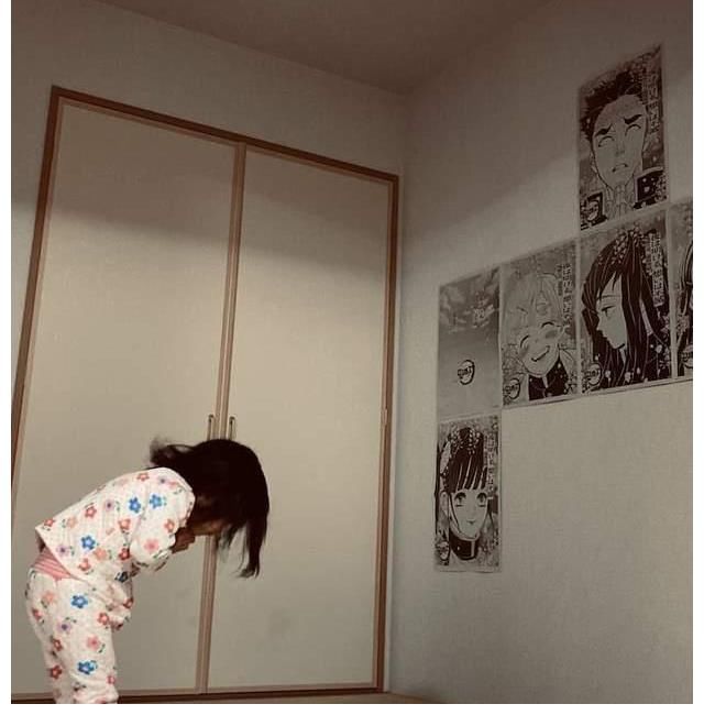 小女孩|女儿着迷《鬼灭之刃》！每天起床膜拜角色，妈妈：他们不是祖先啊