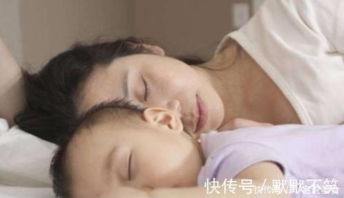 亲子关系|宝宝跟宝妈的感情有多深?睡姿就能看出来,3种中一个就很幸福