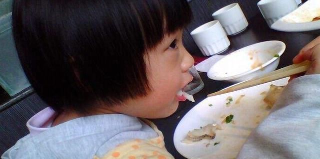 食道|3岁孩子吃鱼“卡鱼刺”,妈妈这“取刺”办法,连儿科医生都称赞