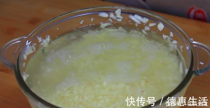 把1斤大蒜,往油锅里一扔,金黄酥脆又好吃,拌面煮汤太香了