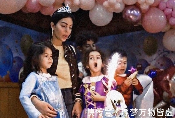 无人知晓|乔治娜怀的是龙凤胎!C罗又一次梅开二度,6个孩子3个妈,太罕见