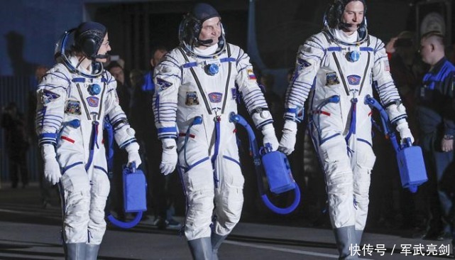 宇航员为何要配手枪,外太空真有“外星人”?主要是为了对付它们