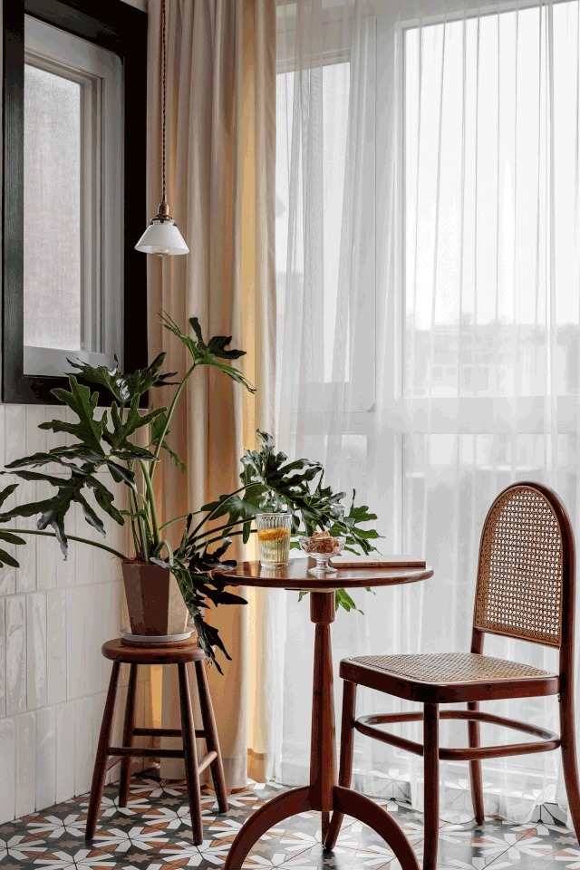 休闲|阳台改成休闲区,又热又晒、还怕漏水?衣服也没地晾?谁说的!