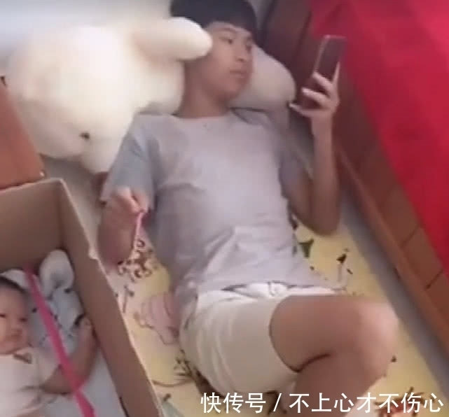 宝妈|小舅舅在家带孩子,发明带孩子神器,妈妈看到后笑喷了