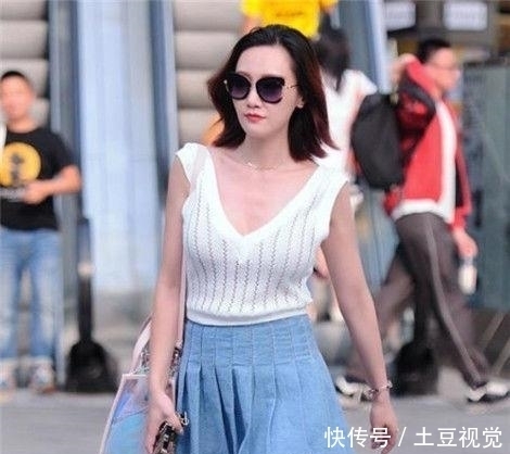 朝气蓬勃|柔哥的美女街拍朝气蓬勃的美女,街头回头率300