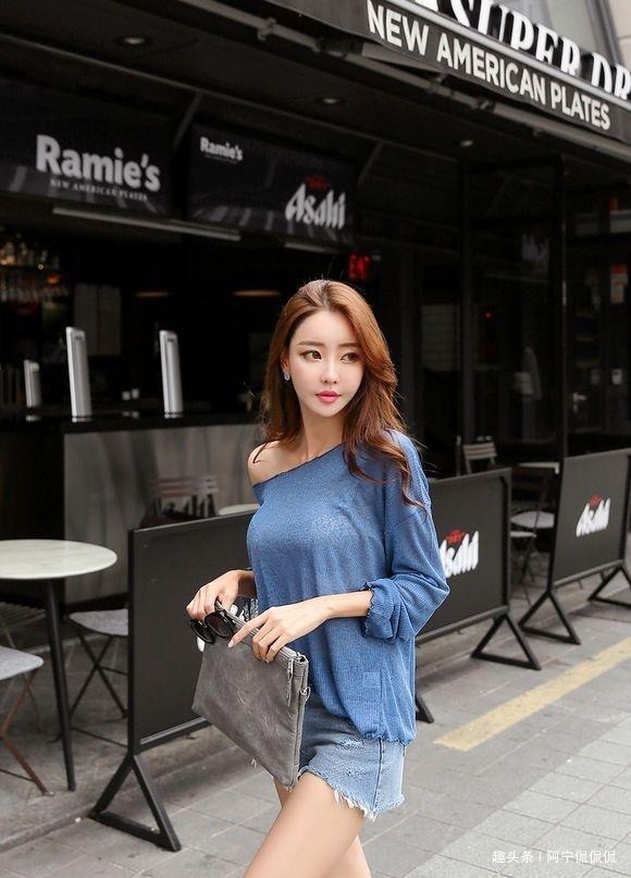 秀出半边香肩的打底衫和牛仔短裤的穿搭,让林静敏展现性感的一面