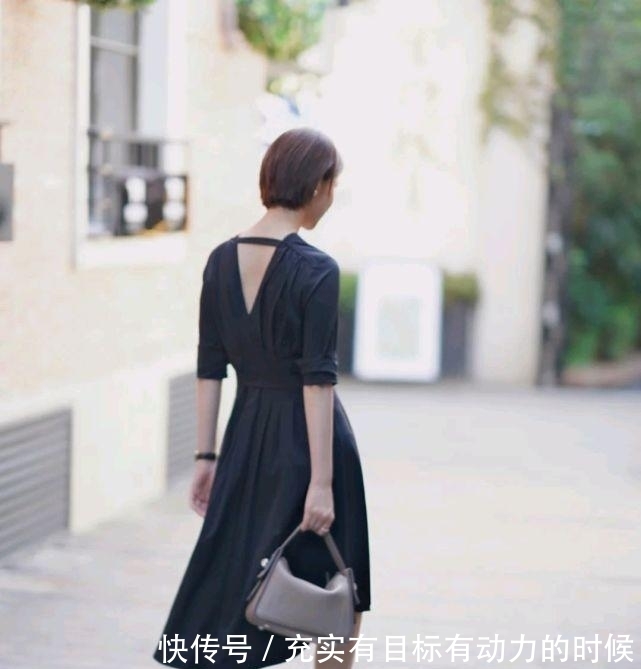 成熟|成熟女人怎么穿才好看呢？简约温柔的穿搭就很不错，高级又有魅力