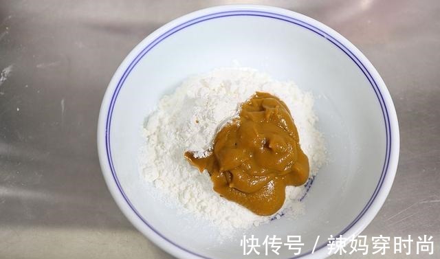 中午和老妈吃的猫耳朵，金灿灿又香又软特入味，没忍住吃了一大碗！