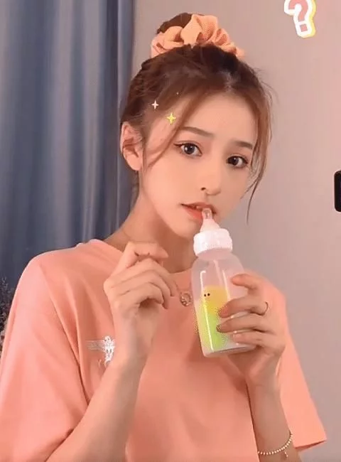 刘思瑶自拍开10级美颜连奶瓶中的牛奶变绿了