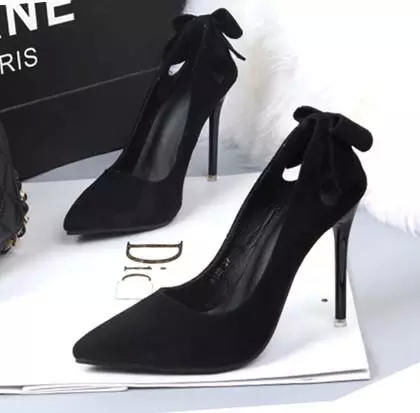 美脚搭美鞋，挑一双最适合校园舞会搭配的最纯透明亮晶高跟鞋