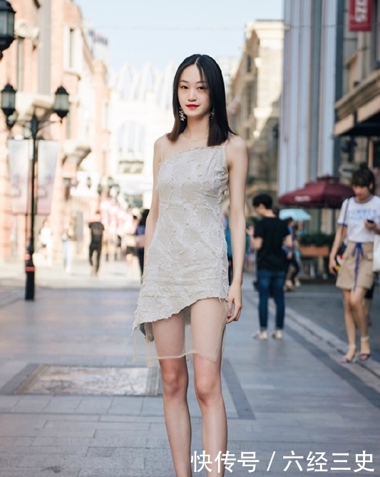 穿着|路人街拍:穿着光鲜靓丽长相清新的小姐姐,元气满满性感迷人!