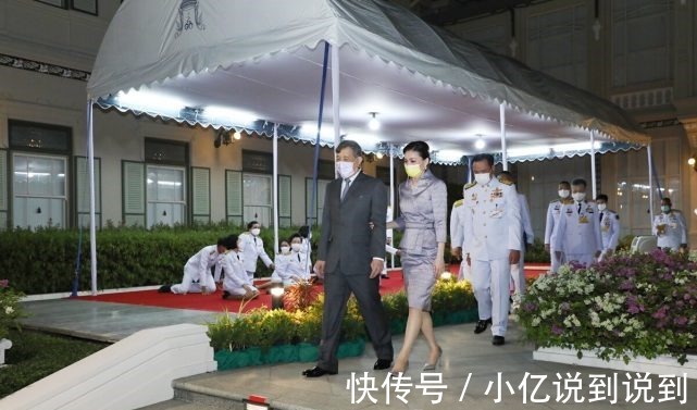 漫画|苏提达晒最新漫画好得意!蓝裙造型确实美,诗妮娜好久没有亮相了