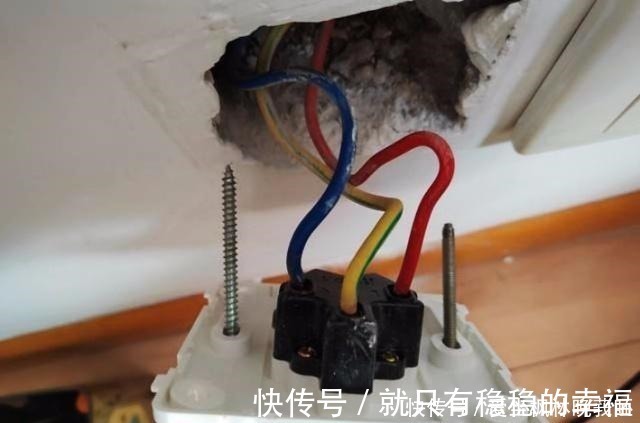 插座|刚入住插座就烧成碳了,只因装修时多说一句话,业主恨死电工了!