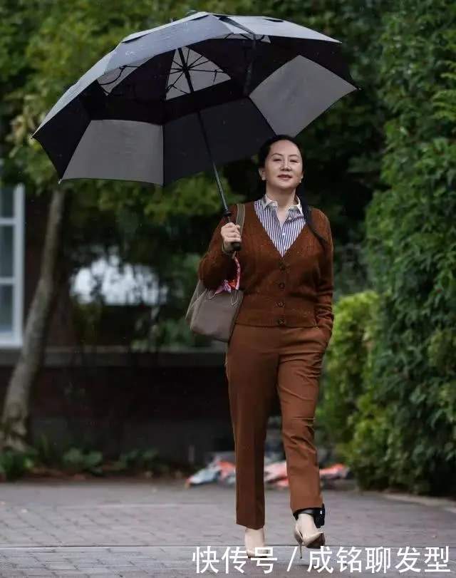 得体|孟晚舟的衣品令人折服,优雅气质得体穿搭,电子脚铐都变装饰品