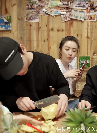 兄妹|彭彭在切菠萝时,谁注意到张子枫的举动,网友亲兄妹啊