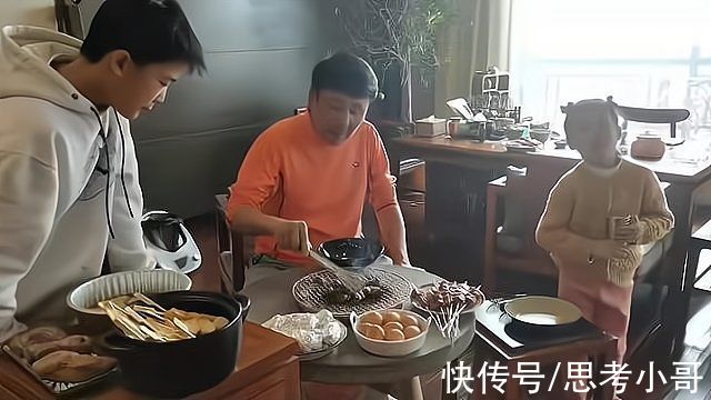 中国国乒|有钱任性!王楠一家在豪宅内“烧烤”，食物丰盛，烧烤高档又实用