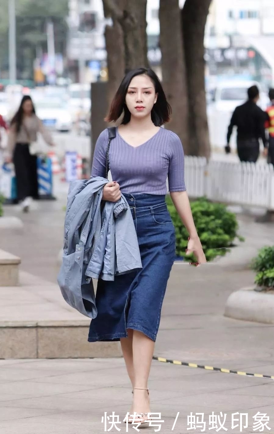 街拍：黑色毛边牛仔短裤同色上衣更显层次感，颜色搭配和谐统一