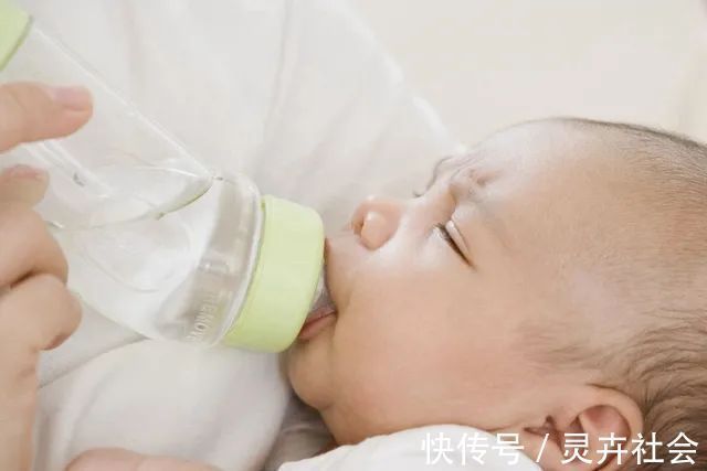 喝水|婴儿真的不需要喝水错,宝宝补水要“讲究”,喂水指南请收好
