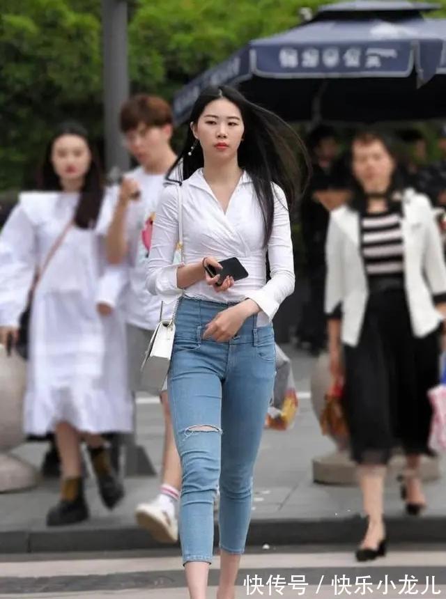 小姐姐|黑色背心搭配牛仔裤,非常的甜美又俏皮,高腰的设计很显高