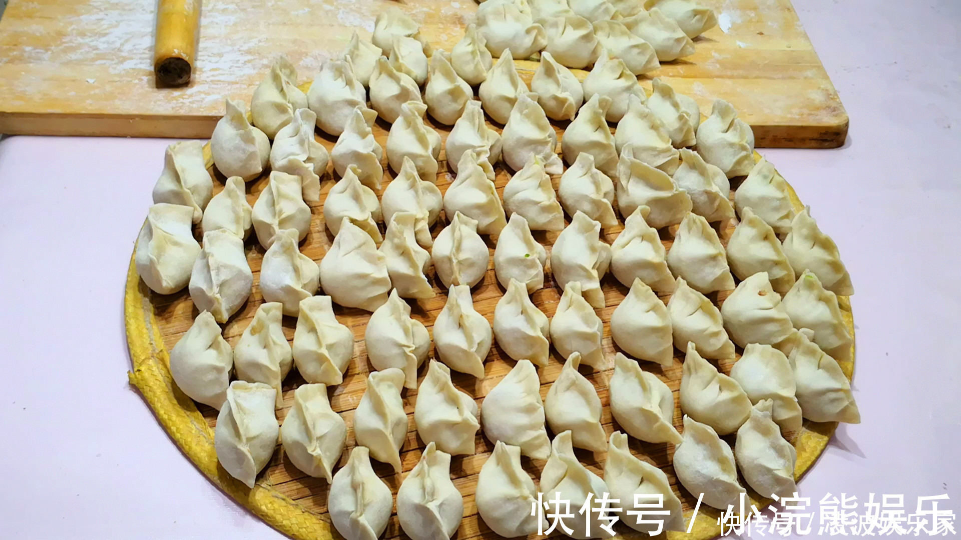 吃起来|素馅饺子好吃有诀窍,教你调馅小技巧,吃起来比肉饺子还香