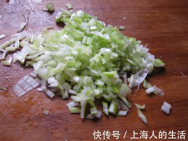 用此种菜包饺子那才叫一个香，比韭菜馅好吃，孩子吃了两大盘