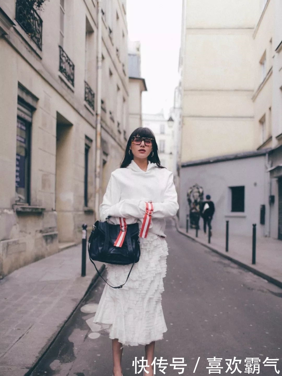 卫衣+半裙=早春最火混搭套路,时髦又有女人味!!