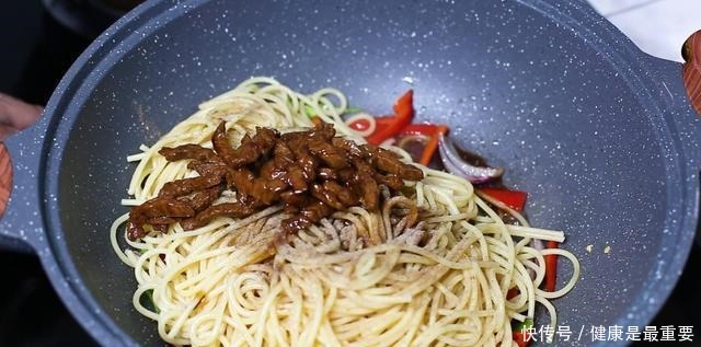 孩子天天闹着要吃意面,大厨教你在家做,只需简单几步,超级好吃