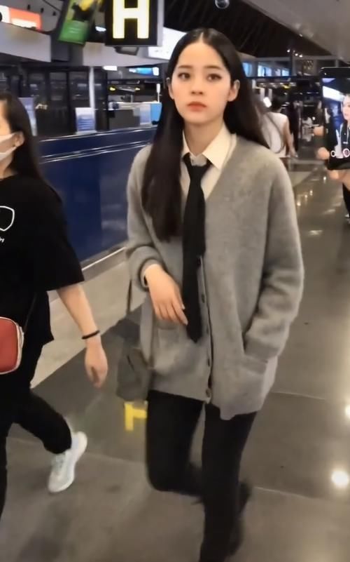清纯|清纯妹妹的时尚毛衣穿搭，毛衣加衬衫，帅和甜美一样不缺！