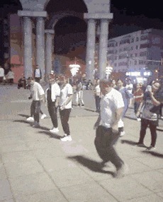 |搞笑GIF:这浪好厉害啊,拍打的妹子是猝不及防啊