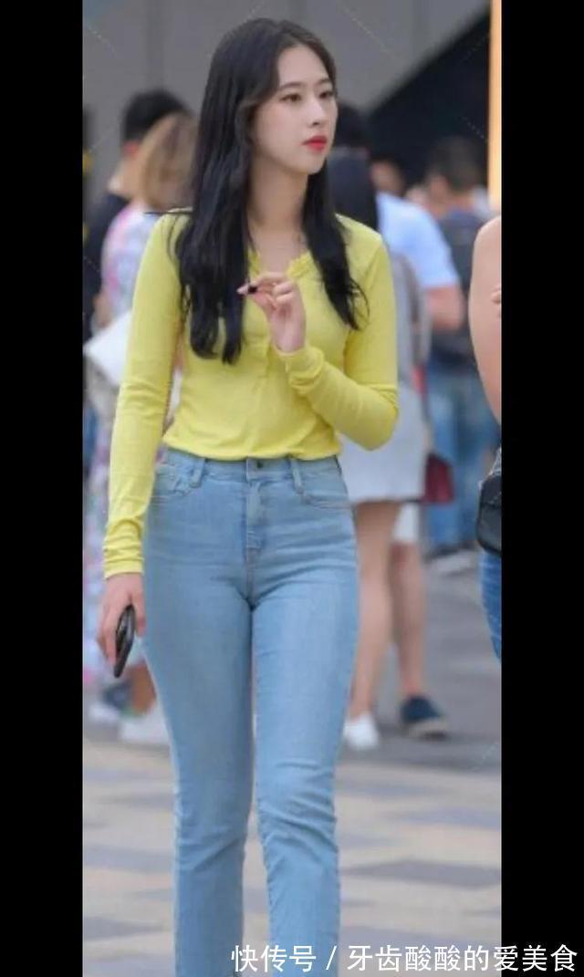 针织衫 浅色直筒牛仔裤搭配鹅黄色长袖针织衫,温柔大气提升气质