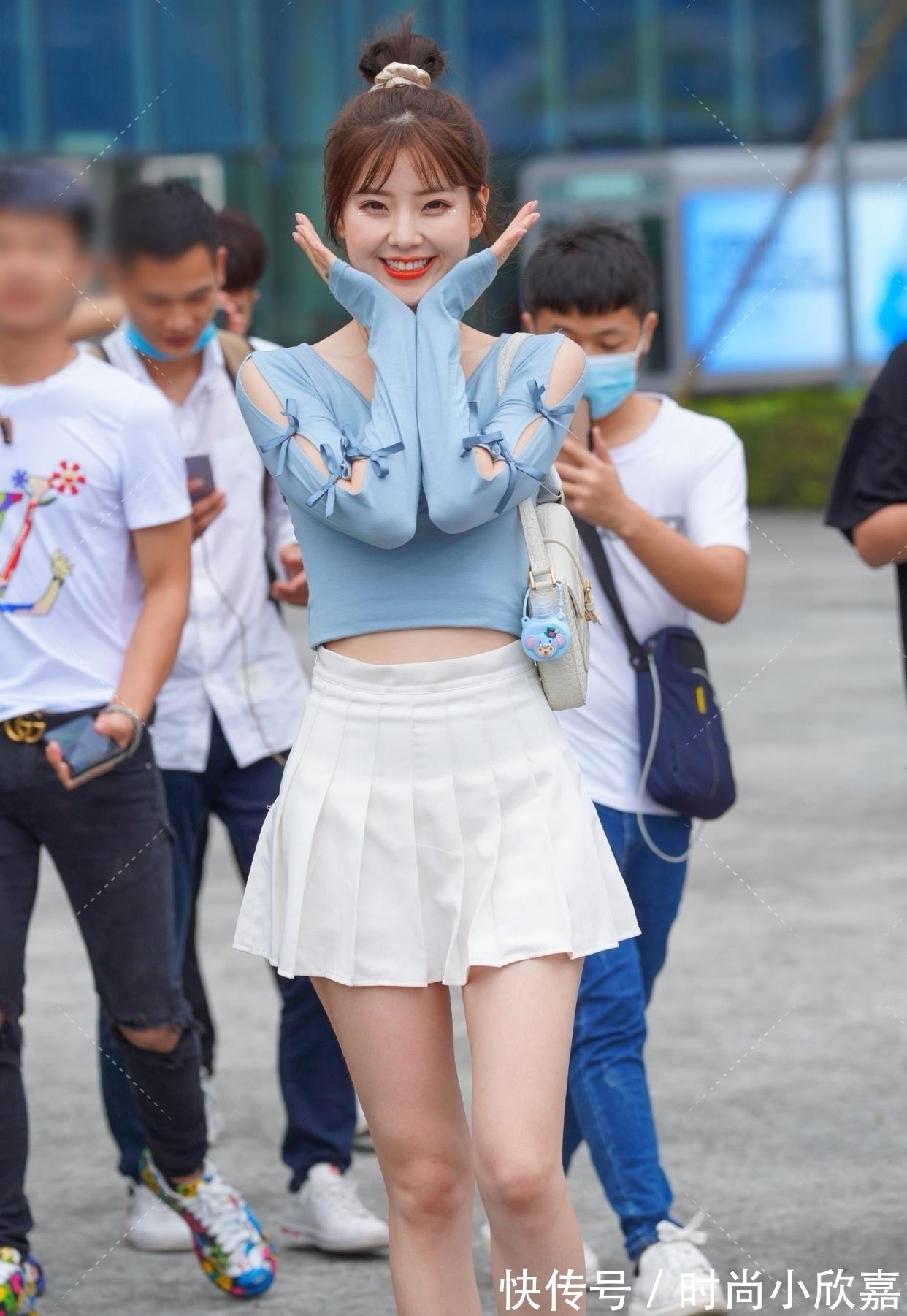 紧身T恤 百褶裙搭配什么上衣?试试雾霾蓝紧身T恤,甜美减龄又好看