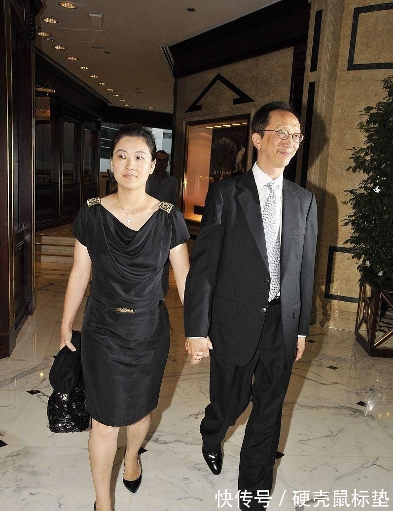 深色系 伏明霞真不像阔太太,站在老公身边穿得挺朴素,深色穿搭真低调