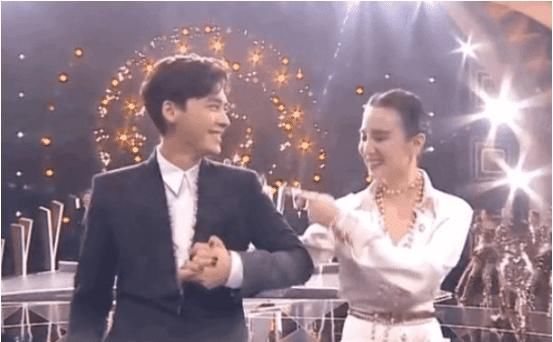 金鹰节颁奖晚会翻车不断，宋茜撇嘴，倪萍表情亮了！
