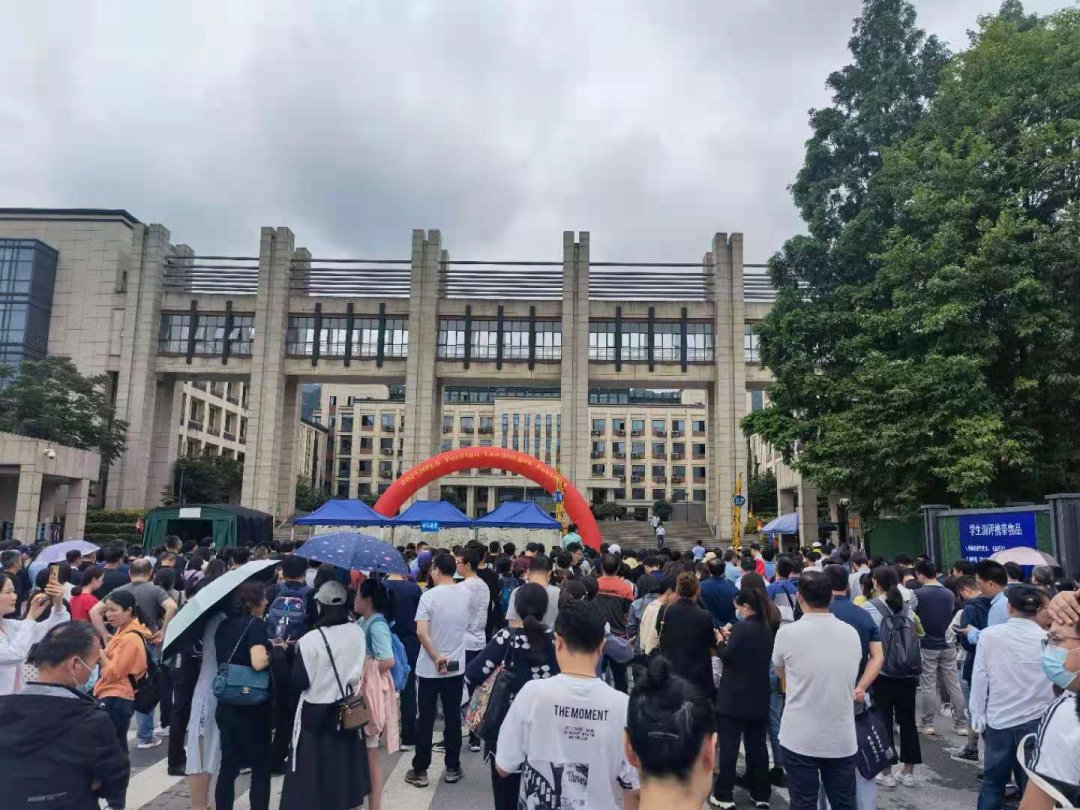 题目|今早留和路整条路都是紫红色！1920位小学生今早在杭外测评，很多题听都听不懂……