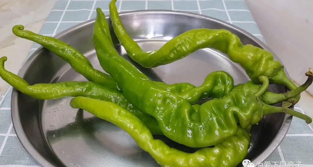 鸭蛋辣椒|鸭蛋辣椒别炒着吃了，锅里一扔，做出创意凉拌菜，吃一次就爱上了