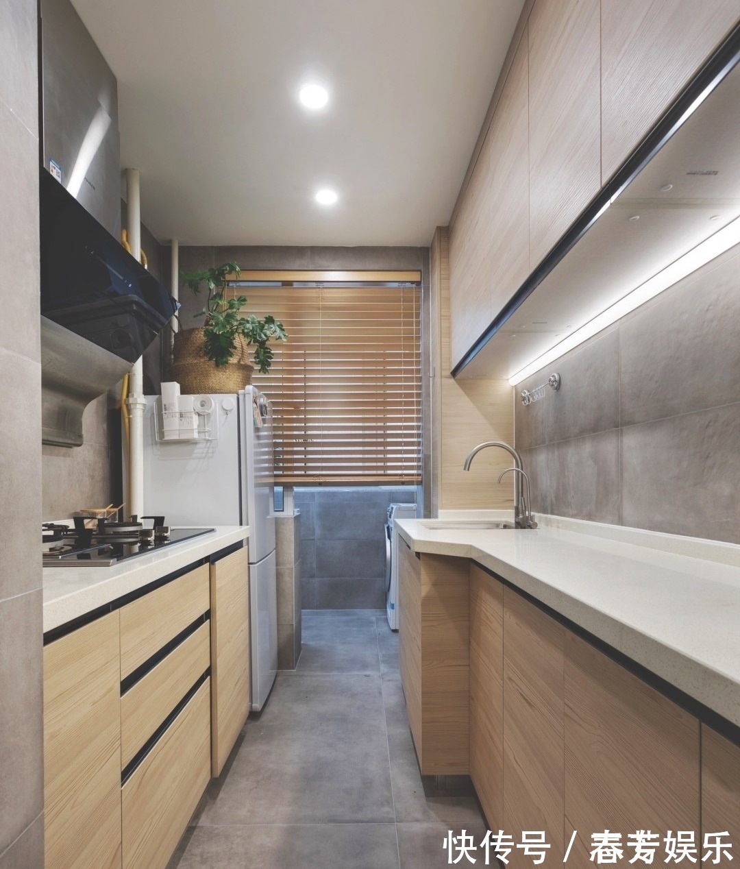 阳台上|独居女孩的精致生活:阳台装浴缸、卧室衣帽间,36平小家样样不少