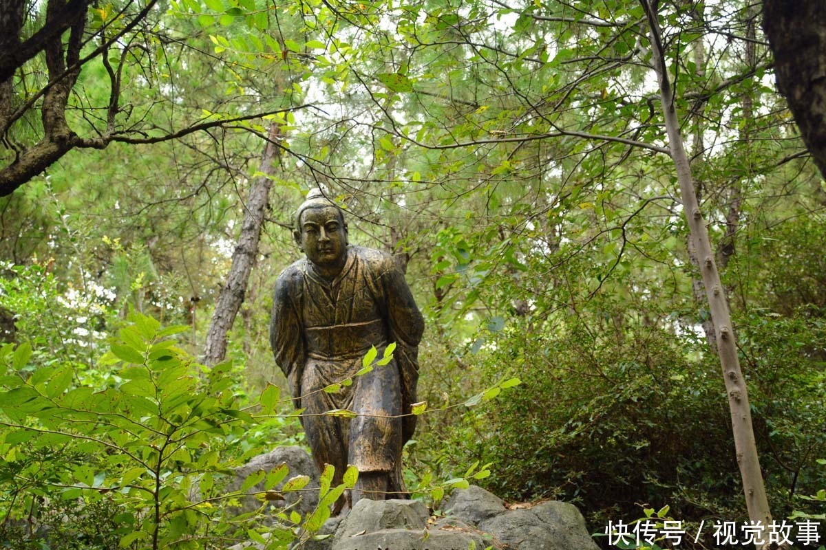 山上|山上安装众多雕塑,活灵活现栩栩如生,孩童将其当“玩具”