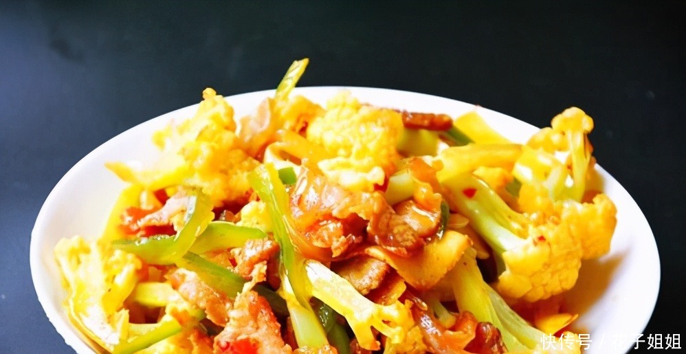 花菜有人焯水,有人直接下锅炒,都错了,看饭店大厨是如何做的