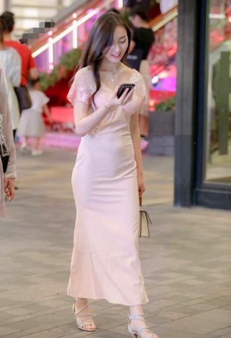 吊带|街拍头上架一副太阳镜的美女,吊带背心搭配热裤,帅气大方显腿长