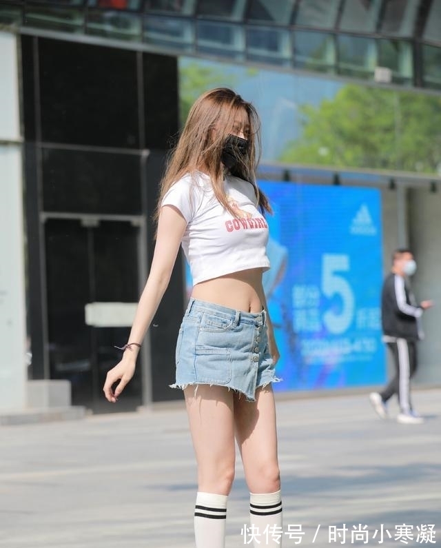 短款 日常休闲风穿搭,气质女生偏爱修身短款T恤,穿出自己想要的美