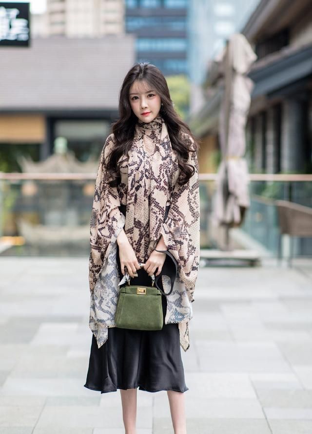 美丽佳人长腿搭配高跟鞋, 凸显修长的身材, 气质无与伦比