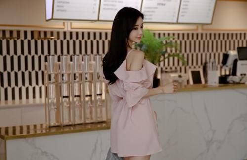  迷人|美女穿搭：粉色吊带裙，温柔迷人，肤色若隐若现