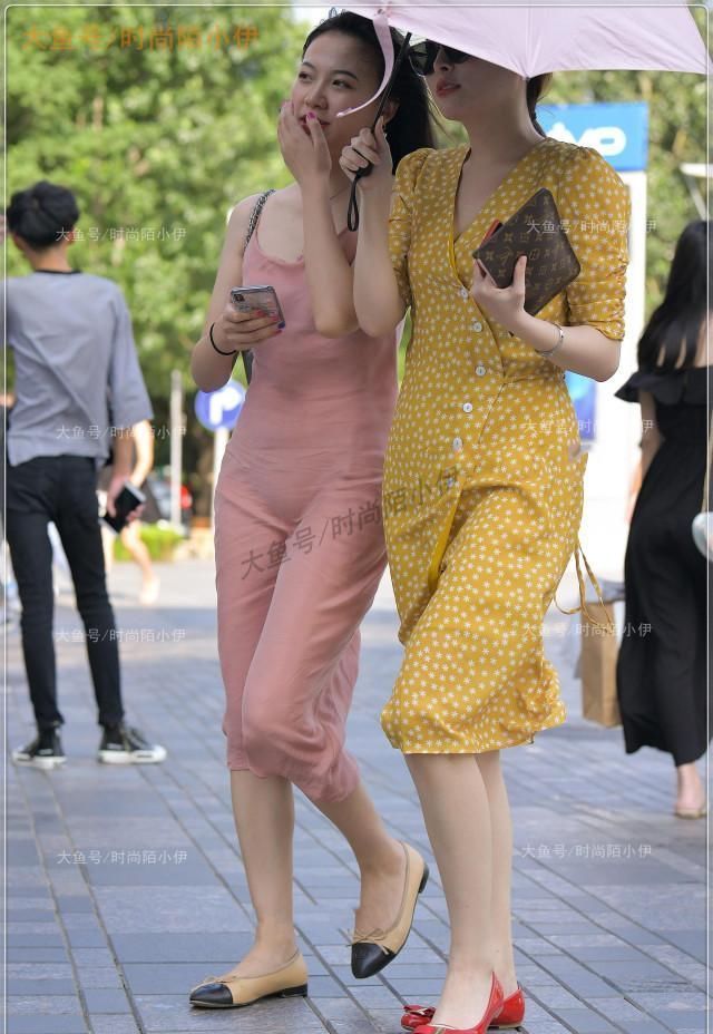 粉色吊带裙VS黄色斑点裙,一个优雅浪漫,一个青春活泼