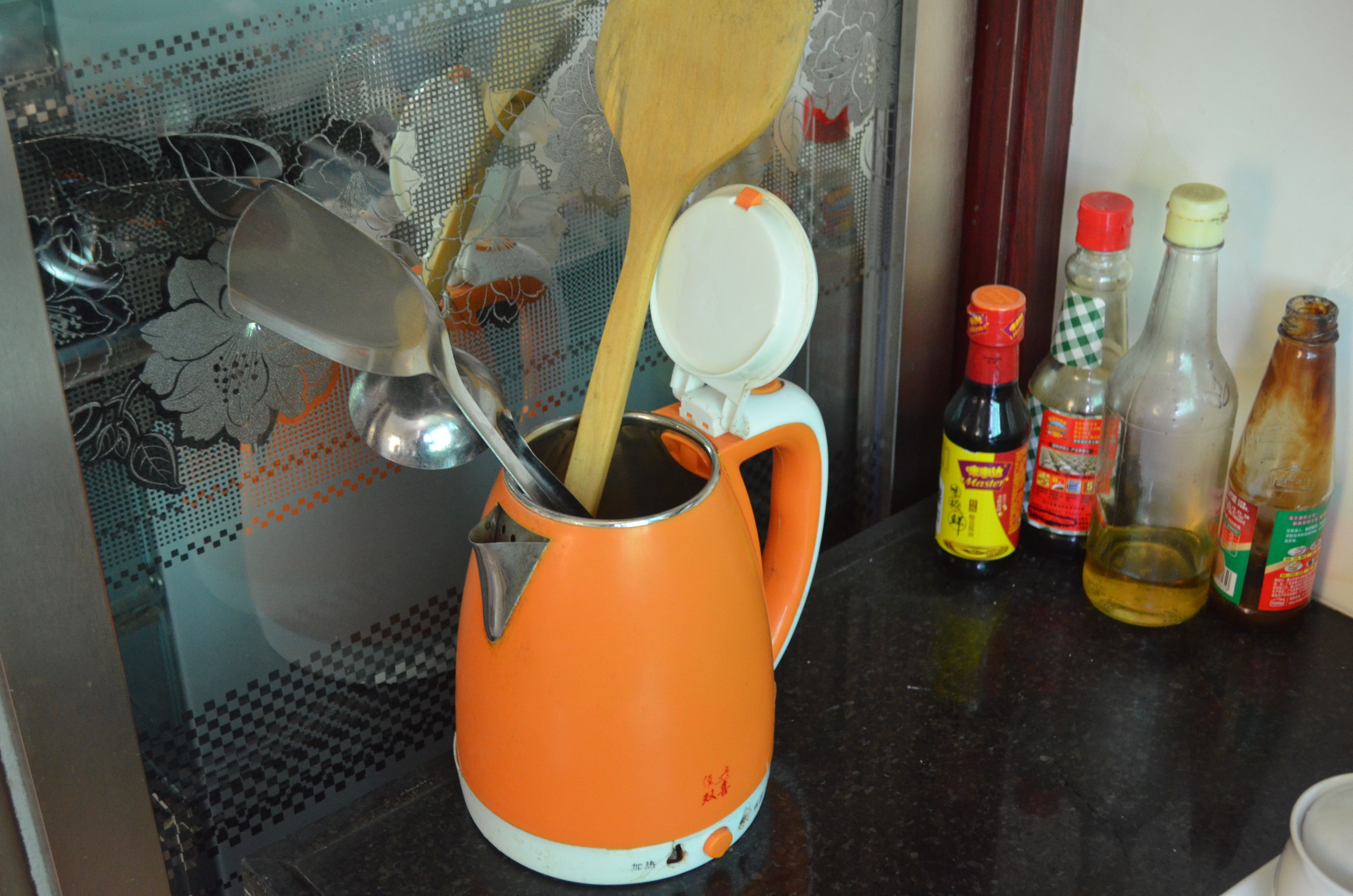 妙用|电热水壶旧了千万别扔,记住这3个小妙用,省事又方便!