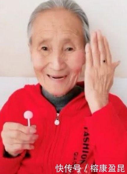 百岁老人|化妆堪比整容!百岁老人化完妆,手拿开那一刻,网友:很皮啊