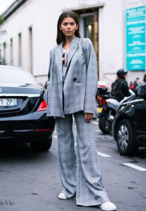 早春火了一种穿法叫:拖地裤+外套,时髦显腿长,小个子也合适